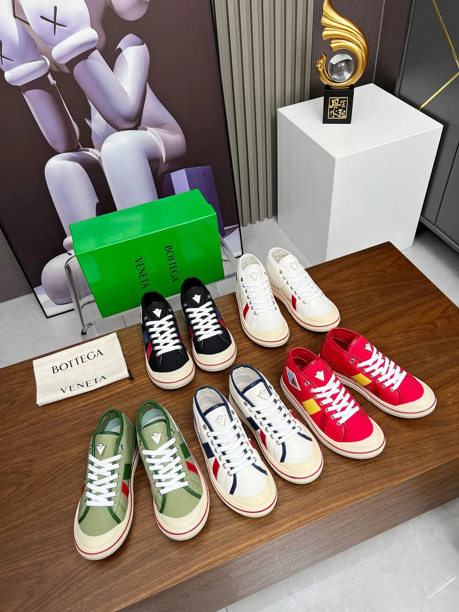 Men's men's shoes 💰520💰 Bottega Veneta BV's latest Eliot series retro basketball shoes casual sports canvas shoes 🔥Become a god when it is launched!🔥 Inspired by retro basketball sneakers, the color combination highlights youthful vitality and perfectly interprets the theme of youth and childlike innocence. The details are also very particular. The summer canvas brings excellent durability and comfort. Designs such as calfskin trim, rubber toe caps and hand-painted retro red lines are full of retro feel. The round toe and convex sole add a modern feel and are suitable for various styles. Easily create a fashionable atmosphere. The upper foot is the focus...can be worn as a couple's shoes...The red lines on each shoe edge are hand-painted, which adds more taste and attitude! ✦Fabric: Original customized high-density canvas + cowhide ✦Inner lining: original customized breathable canvas ✦Insole: movable latex cowhide insole ✦Sole: original molded non-slip and wear-resistant TPU material ✦Sole thickness: 3cm ✦Number of sizes: female size 35--40, female 40 is customized and non-returnable ✦Number: male size 39--45, male 45 is customized and non-returnable